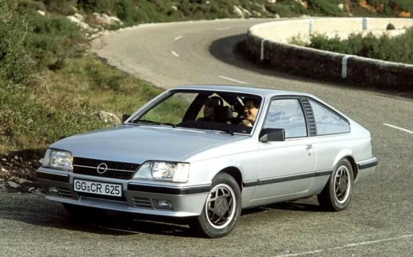 Senator на Vauxhall е чудесна алтернатива на Ford Granada, докато неговият красив събрат Opel Monza владее сегмента на масовите големи купета в края на 70-те години. В най-добрия си вид - с 3,0-литров двигател и 180 к.с. - Monza може да ускори от 0 до 100 км/ч за 8,5 секунди и да достигне максимална скорост от 192 км/ч.